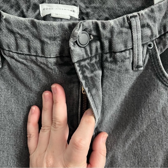 Good American 90s high rise loose fit jeans in a gray color size 6/28 - Picture 4 of 9